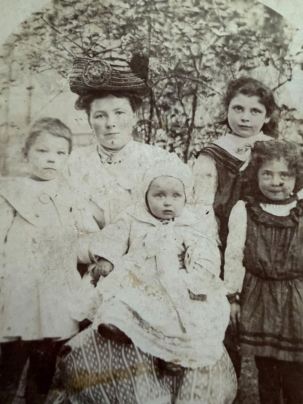 Vintage Portrait Mother/Children Edwardian 1900s Cabinet Card Outdoor Formal Hat